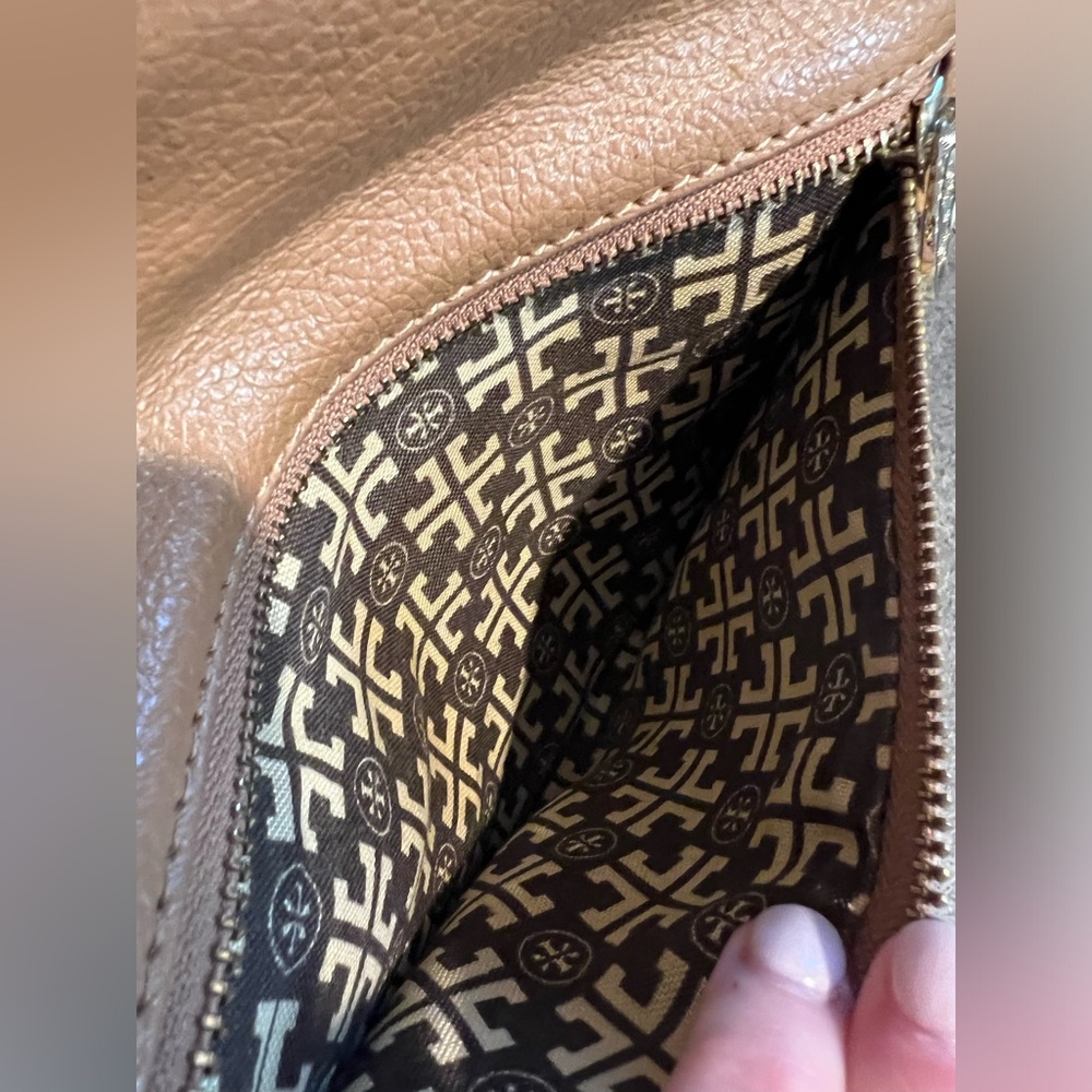 Tory Burch leather crossbody foldover bag in camel - Picture 14 of 16